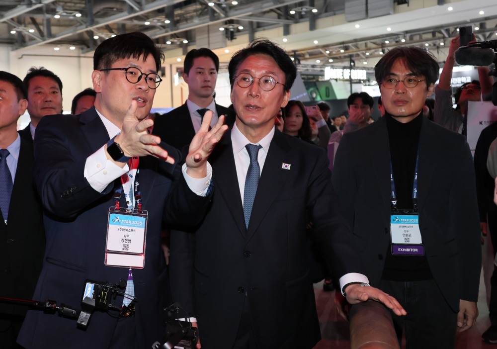 김민석 국무총리가 15일 부산 해운대구 벡스코에서 열린 국제게임전시회 지스타 2025의 엔씨소프트 부스를 찾아 관계자의 설명을 듣고 있다. 사진=연합뉴스