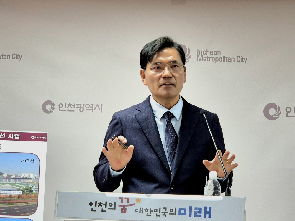 인천시 김준성 글로벌도시국장 18일 인천시청 브리핑룸에서 "현안사업 추진사항 공유" 기자회견을 하고 있다.