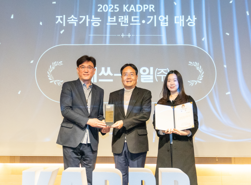 이영호 S-OIL 영업전략부문장(가운데)과 한광석 한국광고홍보학회장(왼쪽 첫번째).(사진=에쓰오일)