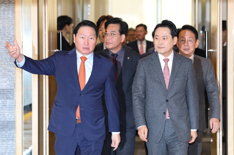 국민의힘-대한상의 정책간담회 나선 장동혁 대표와 최태원 회장(사진=연합뉴스)