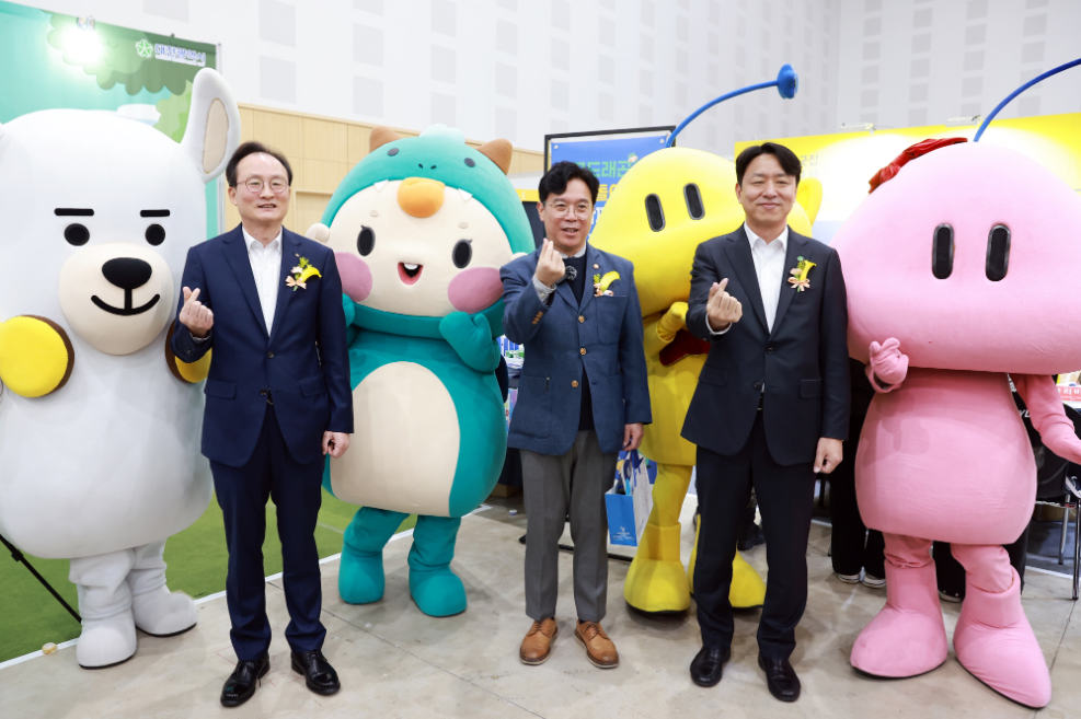 19일 대전컨벤션센터에서 열린 ‘2025 KB굿잡 대전일자리 페스티벌’에서 (왼쪽부터) 이환주 KB국민은행장, 김영훈 고용노동부 장관, 최성아 대전광역시 정무경제과학부시장이 기념촬영을 하고 있다. 사진=KB국민은행