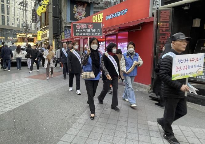 영등포역 일대에서 캠페인을 시행하는 모습