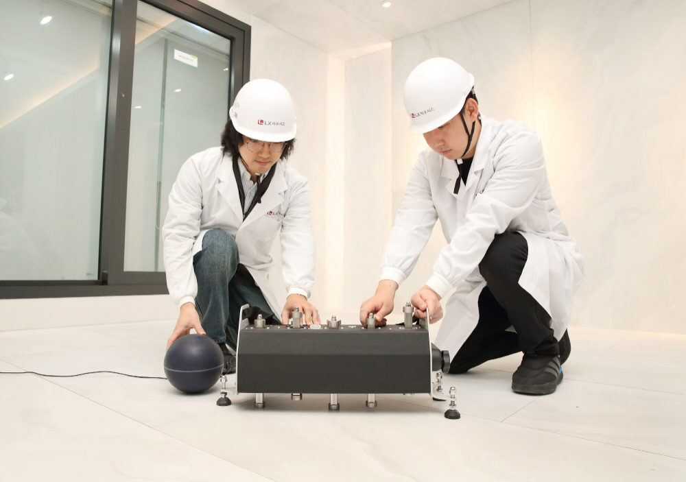 서울 마곡에 위치한 LX하우시스 연구소에서 연구원들이 바닥충격음 테스트를 진행하고 있는 모습.(사진=LX하우시스)