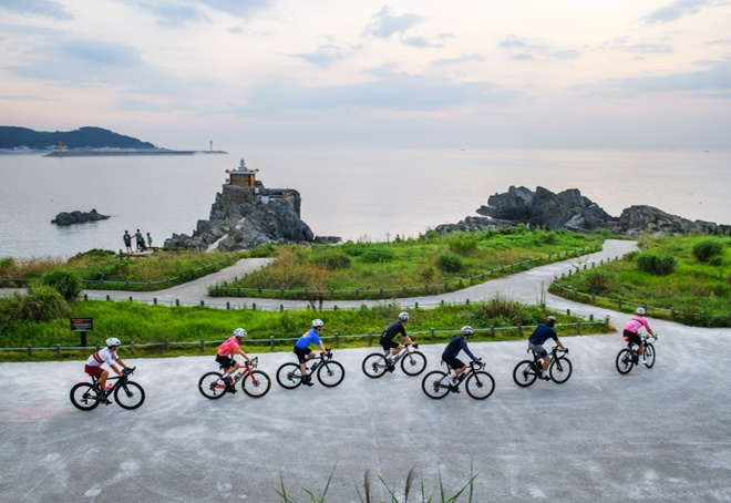 제2회 기장군 관광사진 공모전 대상 수상장 '갈맷길 하이킹'.(제공=부산 기장군)