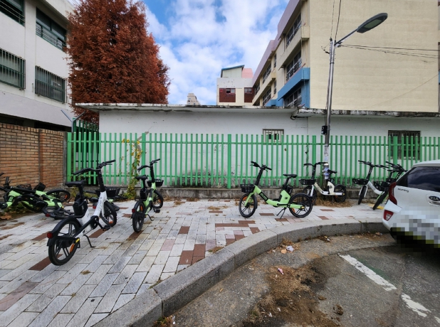 11월 27일 캠페인 전 구로고등학교 후문에 공유 전기자전거가 무질서하게 주차된 모습