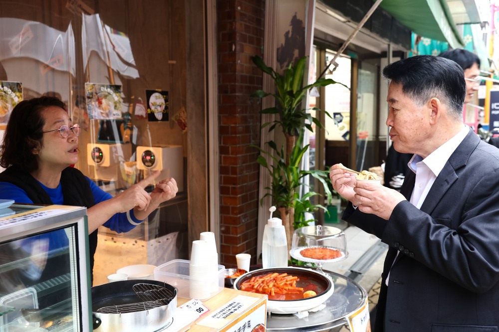 이쿠노코리아타운 한인상인과 대화하는 김경협 청장