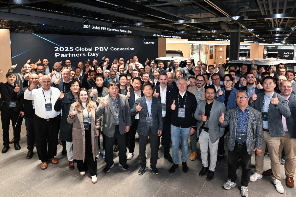 '2025 글로벌 PBV 컨버전 파트너스 데이'에서 기아 PBV비즈니스사업부 김상대 부사장(첫줄 왼쪽에서 3번째)과 글로벌 특장업체 관계자들이 기념 촬영하는 모습.(사진=기아)
