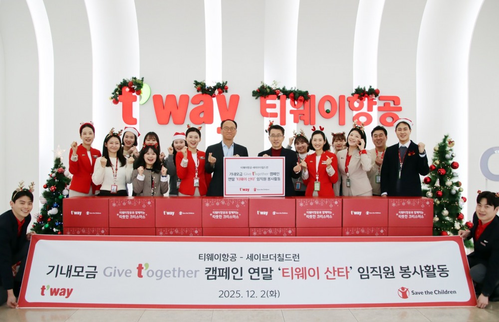 심창섭 티웨이항공 커뮤니케이션 담당임원(가운데 우측), 김희권 세이브더칠드런 ESG사업부문장(가운데 좌측) 그리고 티웨이항공 임직원들이 행사 후 기념 사진을 촬영 중이다.(사진=티웨이항공)