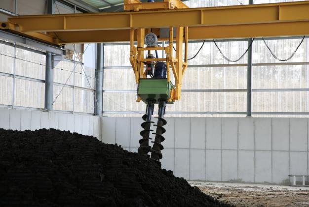 근흥면의 한 시범농가에 도입된 자동화 퇴비 시설 모습.