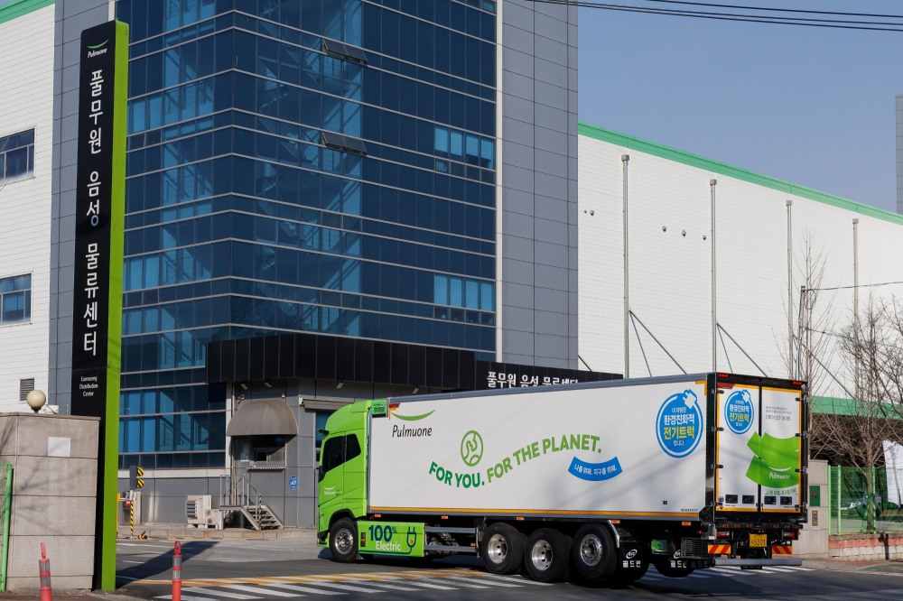 풀무원, 업계 최초 18톤급 대형 전기트럭 물류 현장 도입