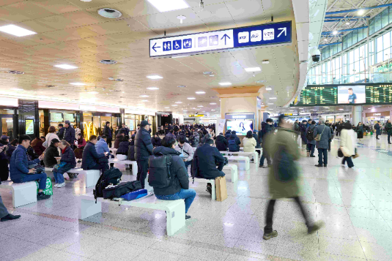 로레알코리아, 화장품 공병 활용 업사이클링 벤치 서울역에 설치