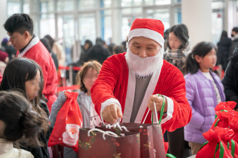 골프존문화재단, 소외계층 아동 2300여 명 초청 연말 나눔 행사 진행