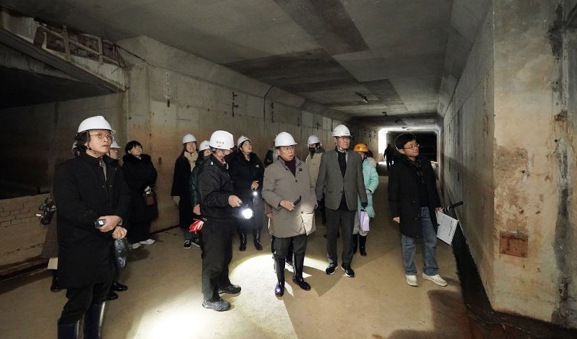 28년간 방치됐던 옛 구미동 하수처리장 부지에 있는 성남물빛정원 지하 공간에서 시민 탐사대 프로그램을 진행하고 있다.