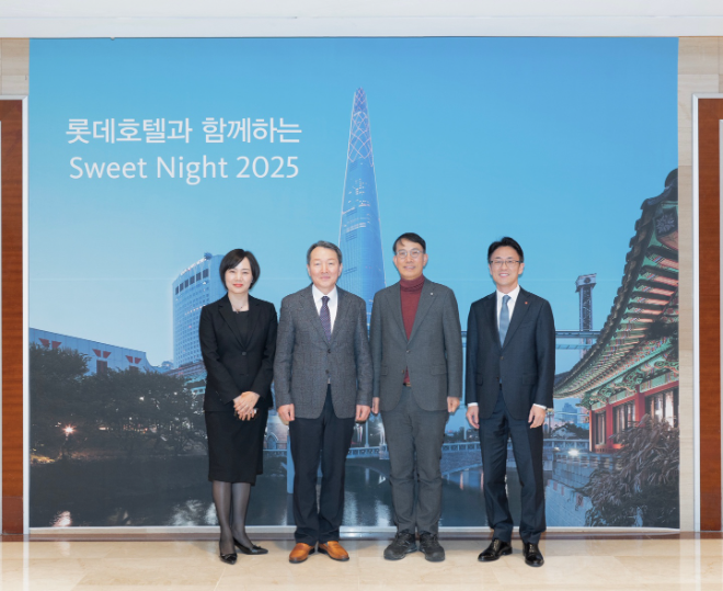 좌측부터 이남경 시그니엘 서울 총지배인, 오상택 송파경찰서장, 최홍연 송파구 부구청장, 이동주 롯데호텔 월드 총지배인이 12월 5일 열린 ‘롯데호텔과 함께하는 스위트 나이트 2025’ 행사에서 기념 촬영을 하고 있다.(사진=롯데호텔앤리조트)