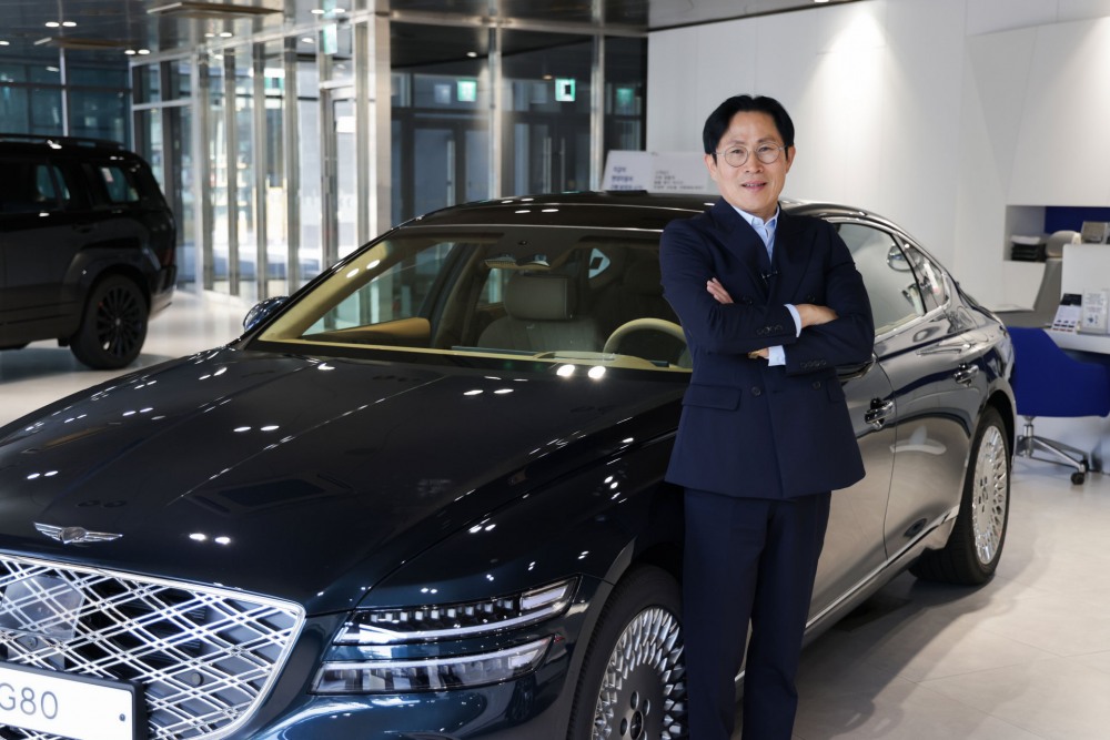 최진성 영업이사가 현대차 서대문중앙지점에서 기념 촬영하는 모습.(사진=현대자동차)