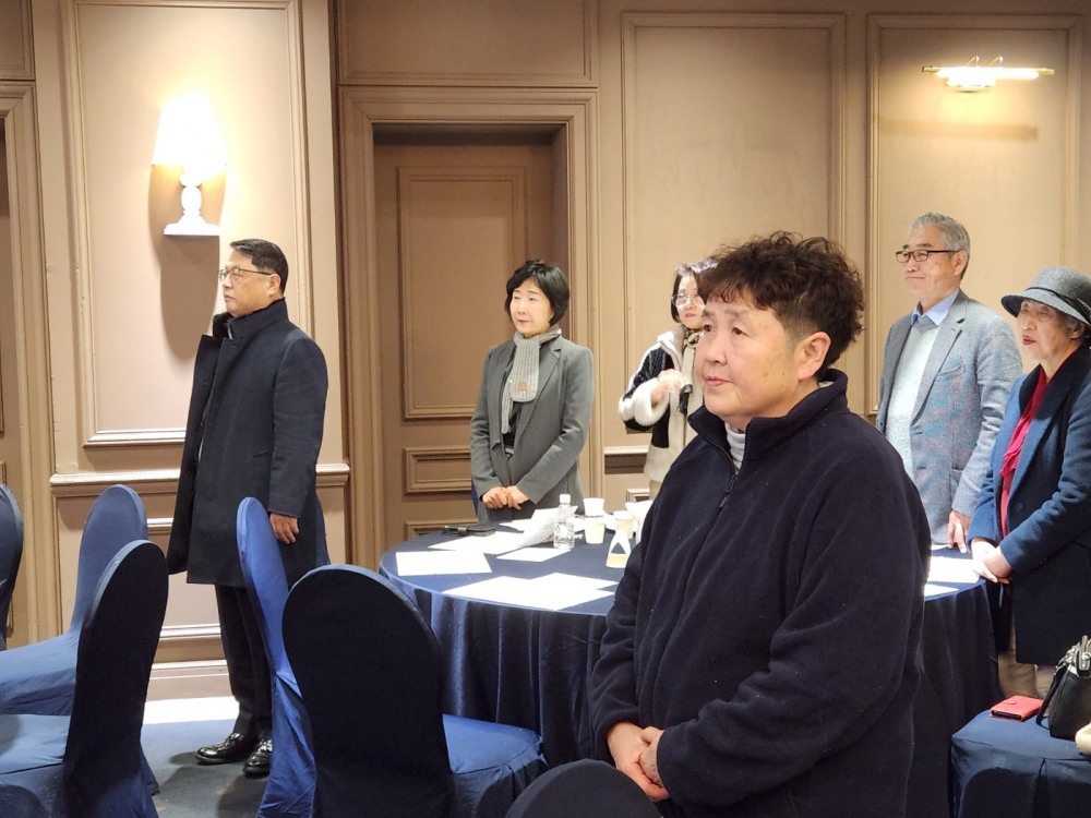 왼쪽 첫번째 김대중 인천시의원이 국민의례를 하고 있다. 이날 유정복 인천시장 표창장을 대신 수여했다.