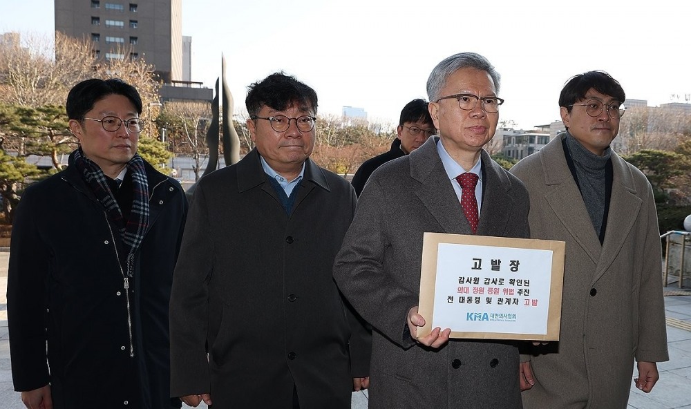 대검에 고발장 제출하는 김택우 의협회장(사진=연합뉴스)