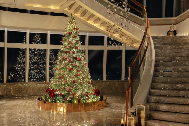 시그니엘 서울, 79층 로비 크리스마스 장식 전경.(사진= 시그니엘 서울)