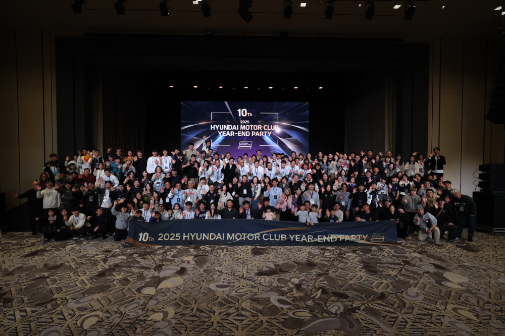 지난 13일부터 14일까지 1박 2일 동안 열린 ‘현대모터클럽’ 출범 10주년 행사에서 참가자들이 기념 촬영을 하는 모습.(사진=현대자동차)