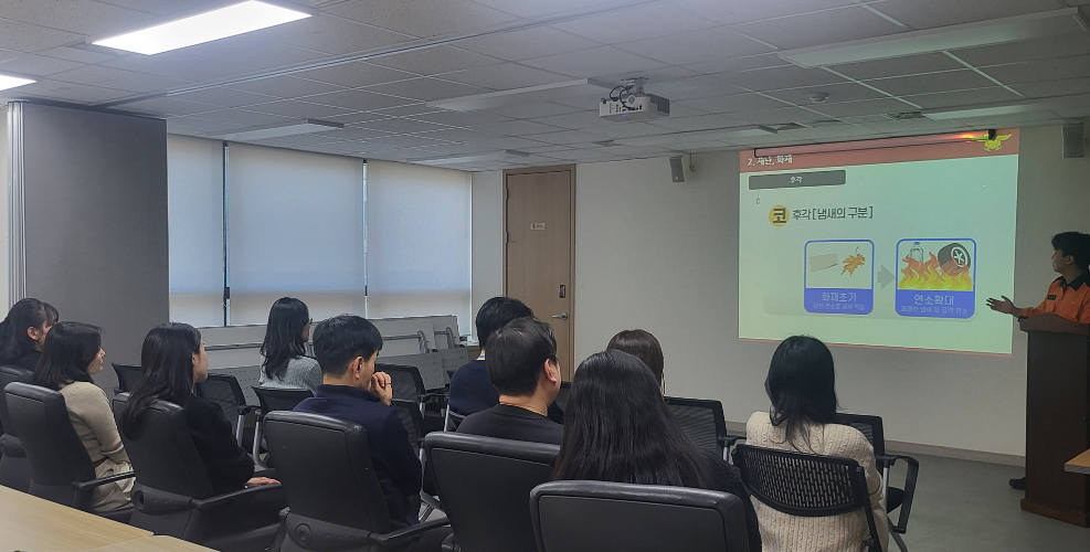 경기 성남시 분당소방서 소속 박상희 소방교가 JT저축은행 임직원을 대상으로 교육을 진행하는 모습. 사진=JT저축은행