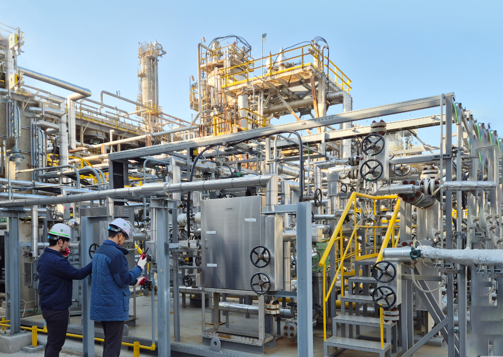 HD현대오일뱅크 직원들이 충남 대산공장에서 ‘안티에이징 프로젝트’에 참여해 설비 점검을 진행하고 있다.(사진=HD현대오일뱅크)