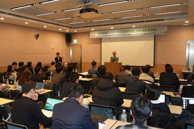 18일 노동진 수협중앙회장(가운데)이 서울 전경련회관에서 열린 '해상풍력법 시행령 민관협의회 제도설계 방향 토론회'에서 축사를 통해 해상풍력 사업 추진 과정에서 어업인의 권익 보호와 실질적인 참여 보장을 촉구하고 있다. (사진=수협중앙회)