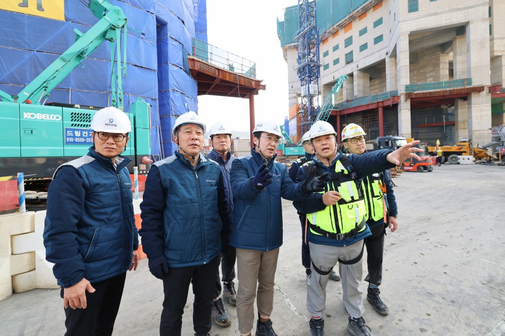 대우건설 신동혁 CSO가 블랑 써밋 74 현장 임직원과 함께 안전점검을 실시했다.(사진=대우건설)