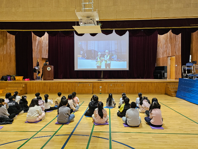 학생들이 시설물 안전교육 동영상을 시청중인 모습.(사진=국토안전관리원)