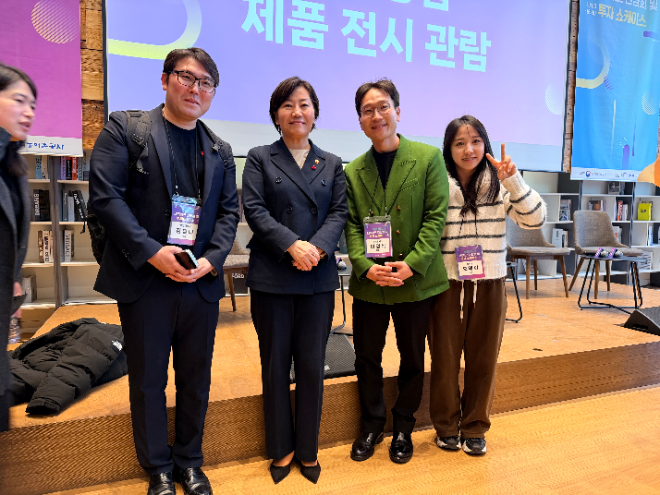 이정석 제주 올리브스탠다드 대표(왼쪽에서 세 번째)가 18일 서울 중구 커뮤니티하우스 마실에서 열린 '농촌창업 네트워크 간담회 및 투자 쇼케이스'에 참석해 송미령 농림축산식품부 장관(왼쪽에서 두 번째) 등 관계자들과 기념 촬영을 하고 있다. 사진=제주 올리브스탠다드