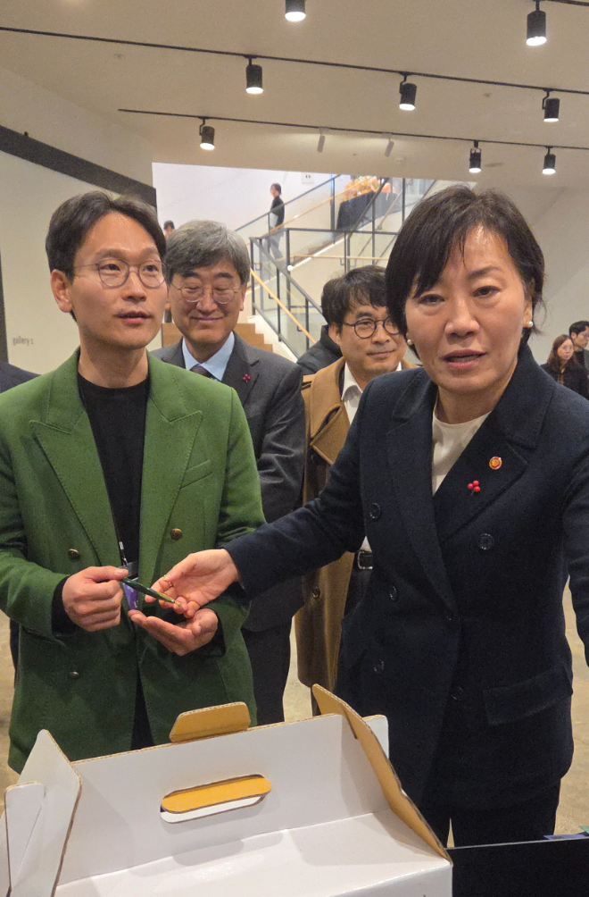 이정석 제주 올리브스탠다드 대표(왼쪽)가 송미령 농림축산식품부 장관에게 제주산 올리브를 활용한 6차산업 모델을 설명하며 생산 가공품을 소개하고 있다. 사진=제주 올리브스탠다드