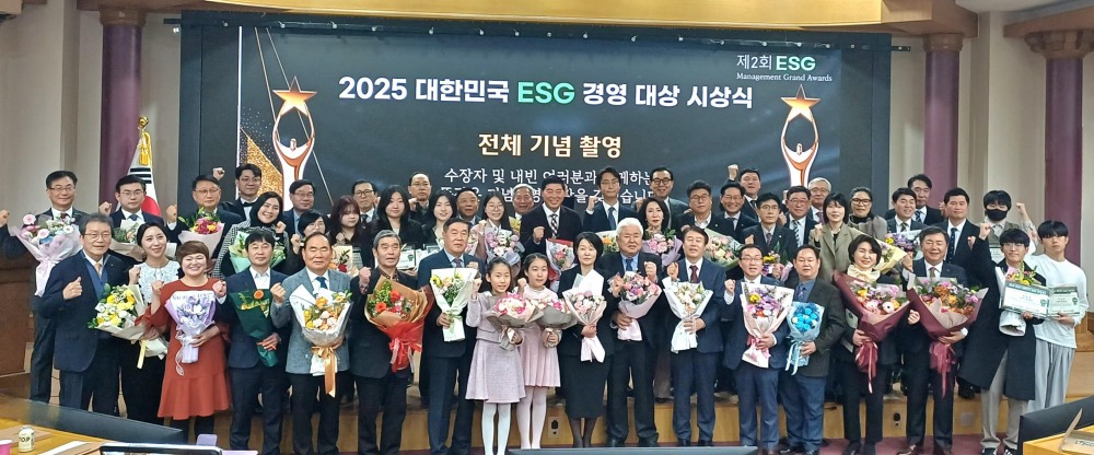 정순옥 K-ESG 기준평가원(KES) 대표원장이 국회의원회관 제1소회의실에서 열린 제2회 2025 대한민국 ESG 경영대상 시상식에서 수상자들과 기념촬영을 하고 있다.