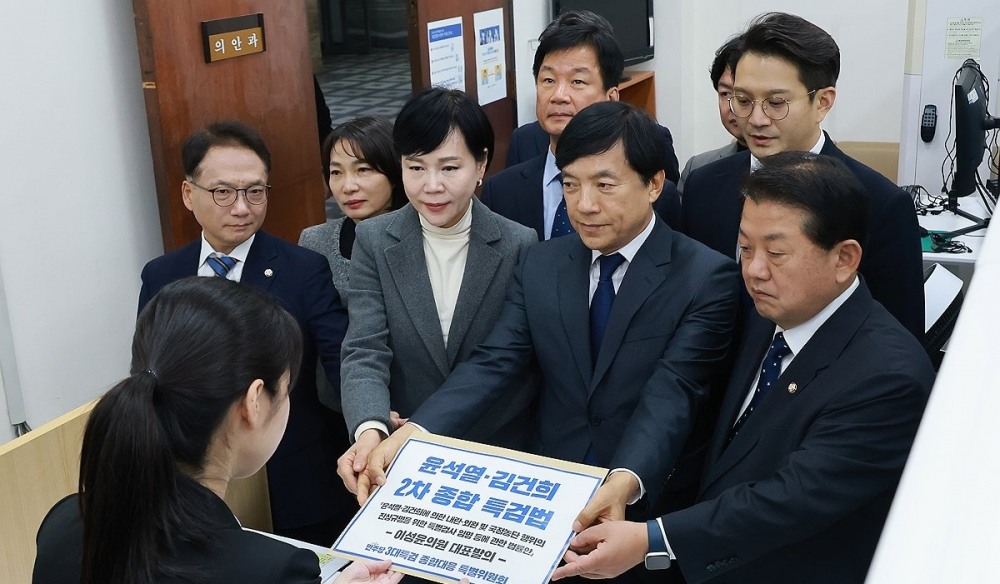 2차 종합특검법안 발의하는 더불어민주당(사진=연합뉴스)