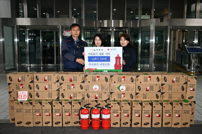 사진왼쪽부터 김창열 대표, 신계순 기장군 노인장애인복지과장, 박인화 대표가 기탁식을 진행하고 있다.(사진제공=부산 기장군)