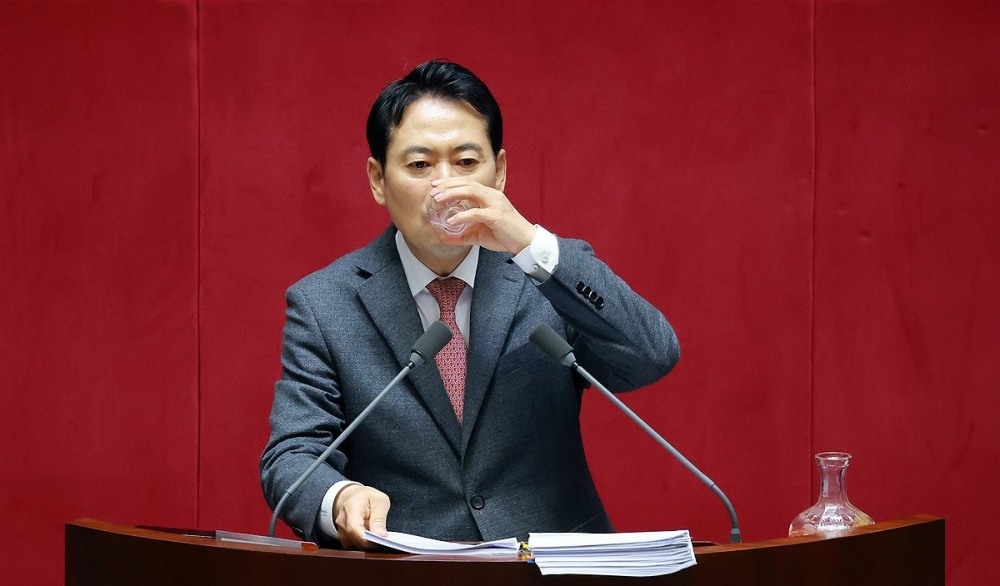 무제한 토론하며 목 축이는 장동혁 대표(사진=연합뉴스)