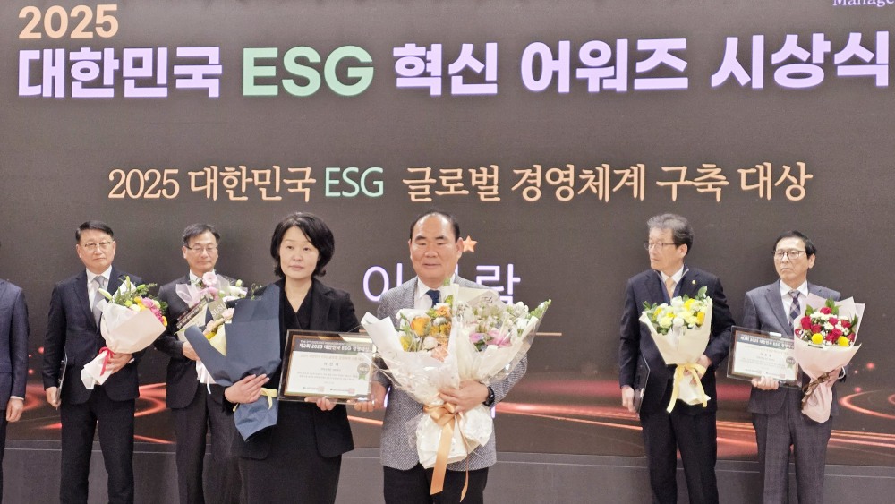 이진락 ㈜유성계전 대표이사가 ‘2025 대한민국 ESG 경영대상’ 시상식에서 글로벌 ESG 경영체계 구축 부문 대상을 수상한 뒤 K-ESG 기준평가원정순옥 대표원장과 기념촬영을 하고 있다. 사진제공 = KES