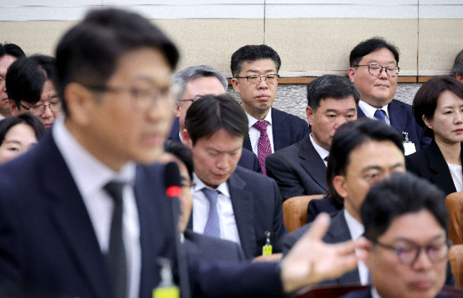 문지석 검사 답변 듣는 엄희준 검사.(사진=연합뉴스)