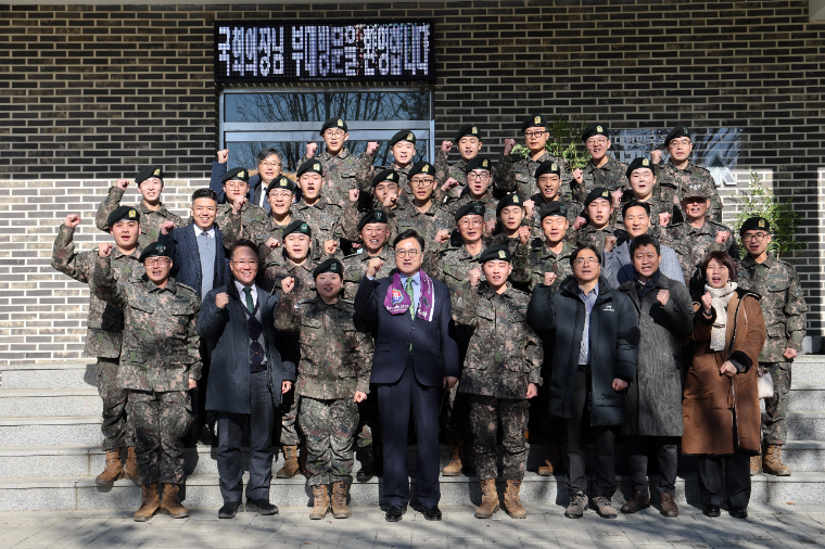 우원식 (앞줄 가운데) 국회의장 (사진=공보수석실)