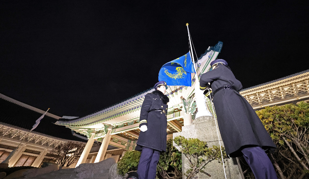 청와대에서 근무자들이 봉황기를 게양하고 있다.(사진=연합뉴스)
