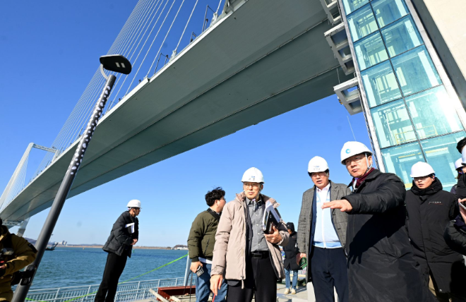 유정복 인천광역시장이 30일 제3연륙교 건설현장을 찾아 친수공간 시설을 점검하고 있다. / 인천시청