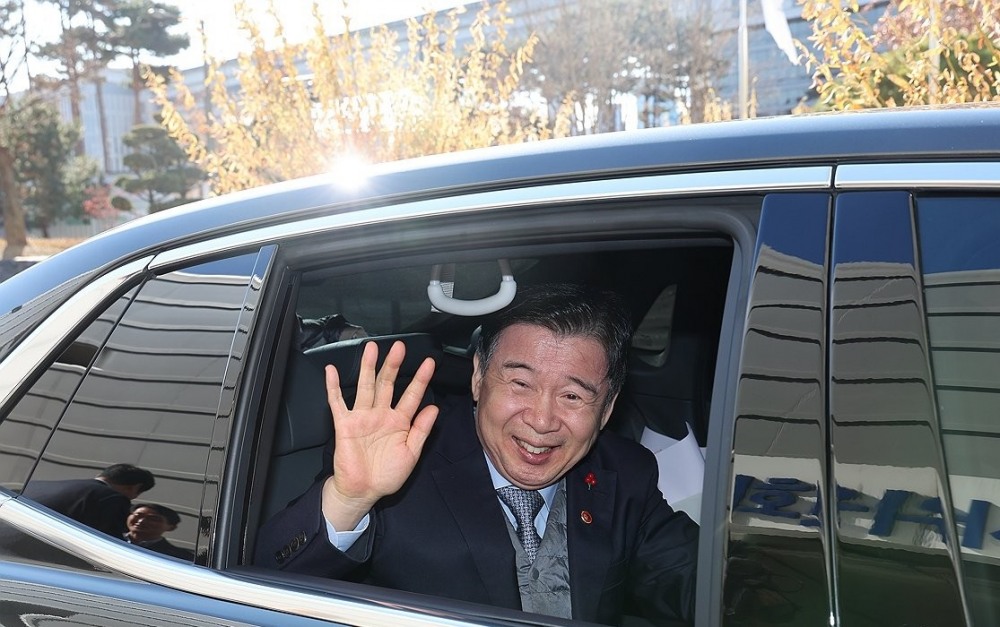 청사 떠나는 유철환 국민권익위원장(사진=연합뉴스)