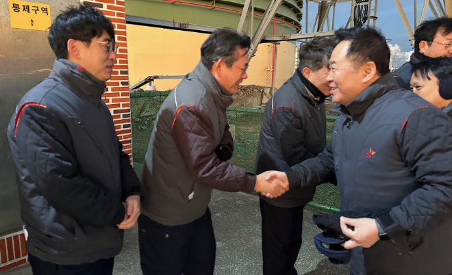 장용호 SK이노베이션 총괄사장이 2026년 새해 첫 날인 지난 1일 SK이노베이션 울산 콤플렉스를 찾아 안정조업과 운영개선(O/I)에 최선을 다해준 구성원들을 격려하고 있다. 사진=SK이노베이션