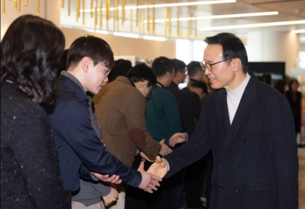 임태희 교육감이 ‘2026년 직원 소통 스탠딩 차담회’를 가지고 직원들과 일일이 악수를 나누고 있다.