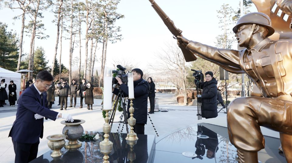 신상진 성남시장이 헌화와 분향을 하며 순국선열과 호국영령의 넋을 기리고 있다.