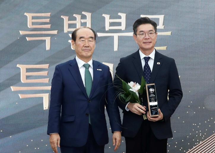 2025 바둑대상’시상식에서 성동구가‘특별상’을 수상했다.