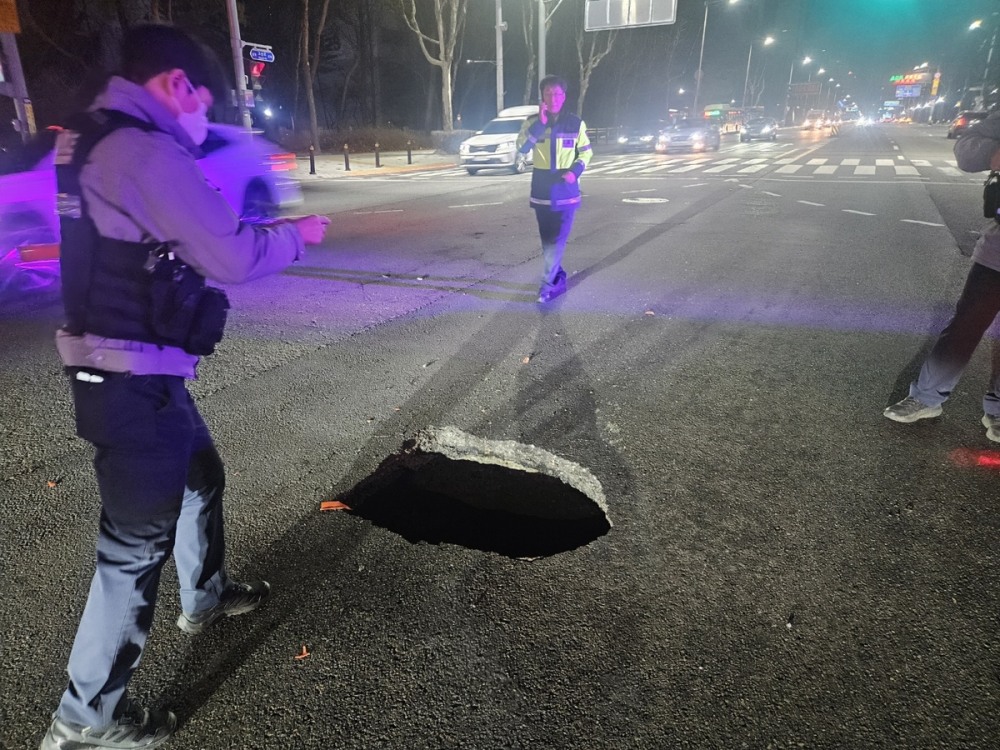 군포 능안공원사거리 땅꺼짐 현장(사진=연합뉴스)
