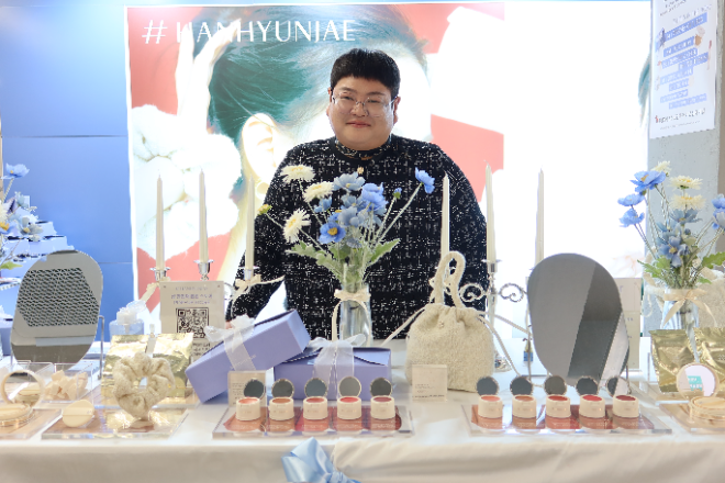 메이크업 아티스트 한현재(알루 청담점) 원장이 지난 31일 오후 서울시 성동구 성수동 넥스트 웨이브 팝업에서 진행된 '샵 한현재' 팝업 스토어에서 행사를 진행하고 있다. 사진=로이슈