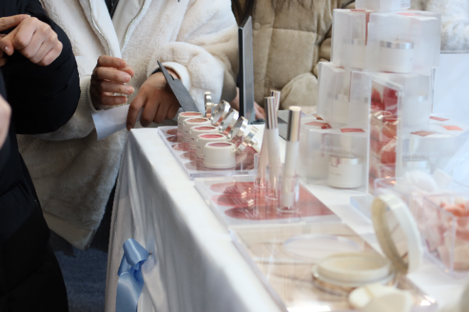 '샵 한현재' 팝업 스토어에 신제품 '소프트 벨벳 립 앤 치크'를 비롯한 제품들이 전시되어 있다. 사진=로이슈