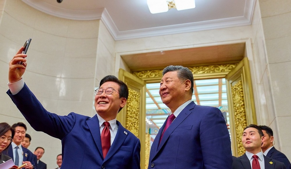 시진핑 국가주석이 선물한 샤오미 휴대폰으로 셀카찍는 이재명 대통령(사진=연합뉴스)