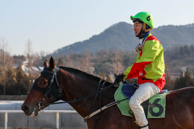 ‘서프라이즈’와 정정희 기수. 사진=마사회