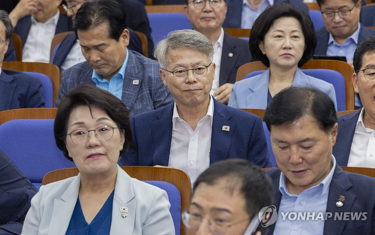 민형배 (가운데) 국회의원 (사진=연합뉴스)